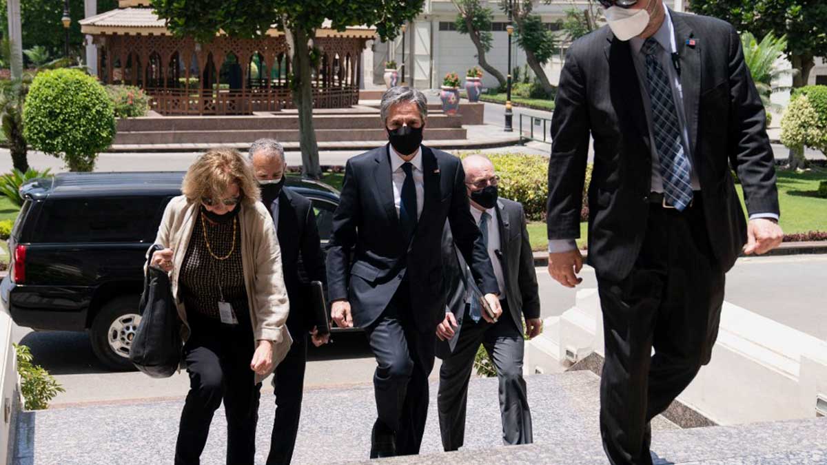 Anthony Blinken, secretario de Estado de EEUU, llega a la reunión con el presidente de Egipto. Foto: AFP
