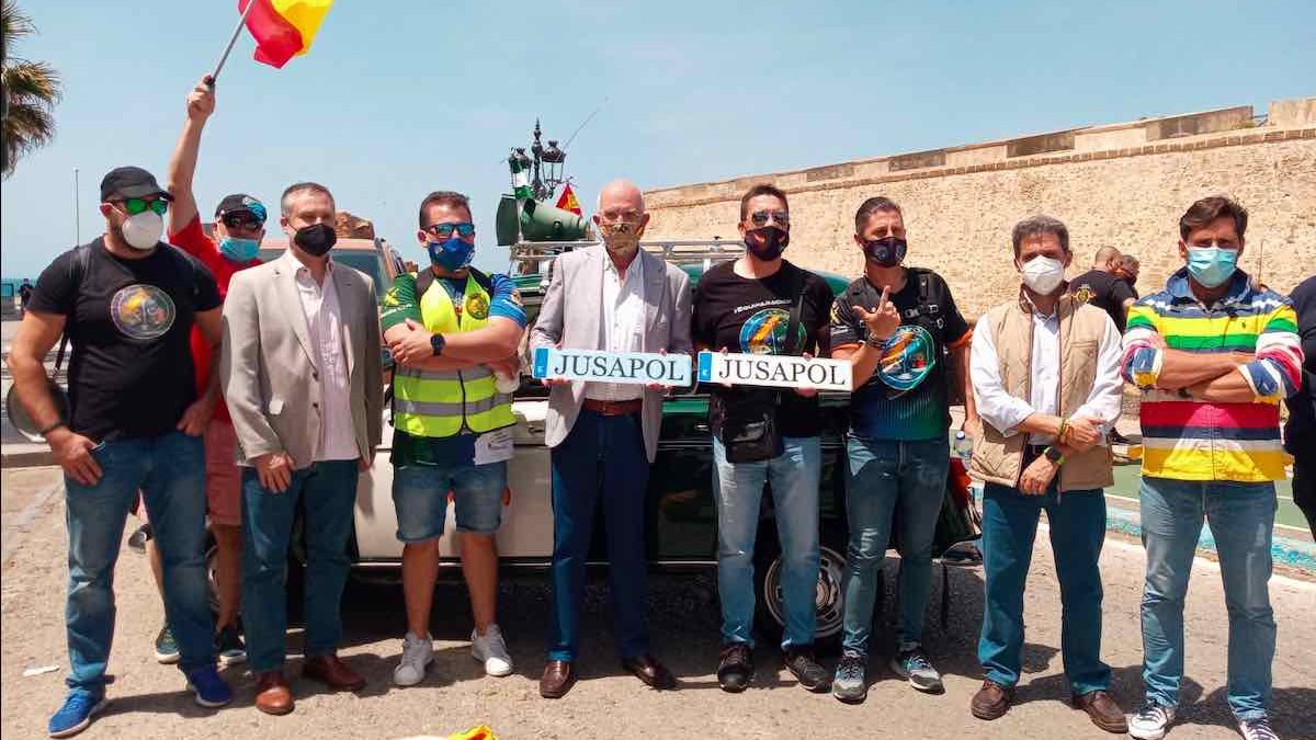 Agustín Rosety, diputado de Vox por Cádiz en el Congreso, junto a miembros de Jusapol.