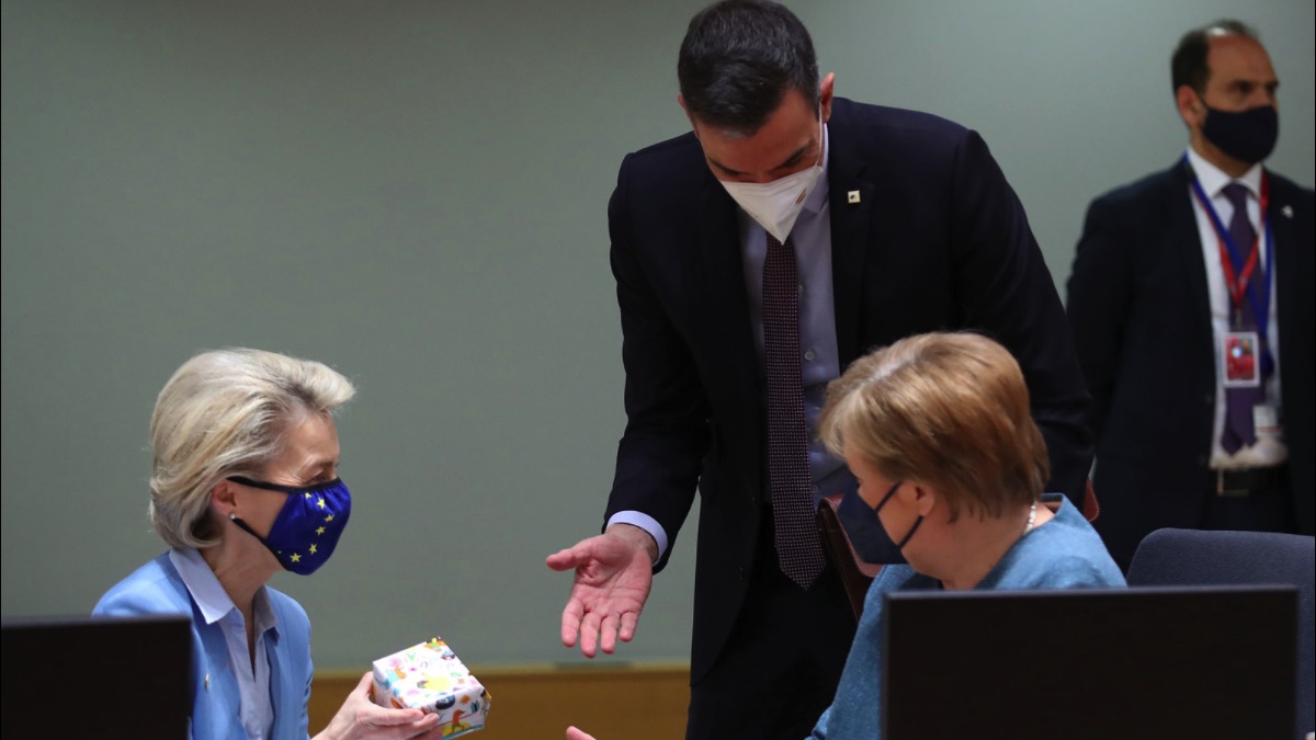 Pedro Sánchez junto a Angela Merkel y Ursula Von Der Leyen. (Foto: Moncloa)