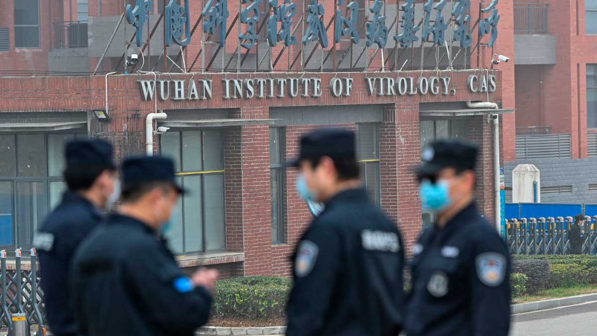 Policías chinos custodian la entrada al centro de investigación de virología de Wuhan. Foto: AFP