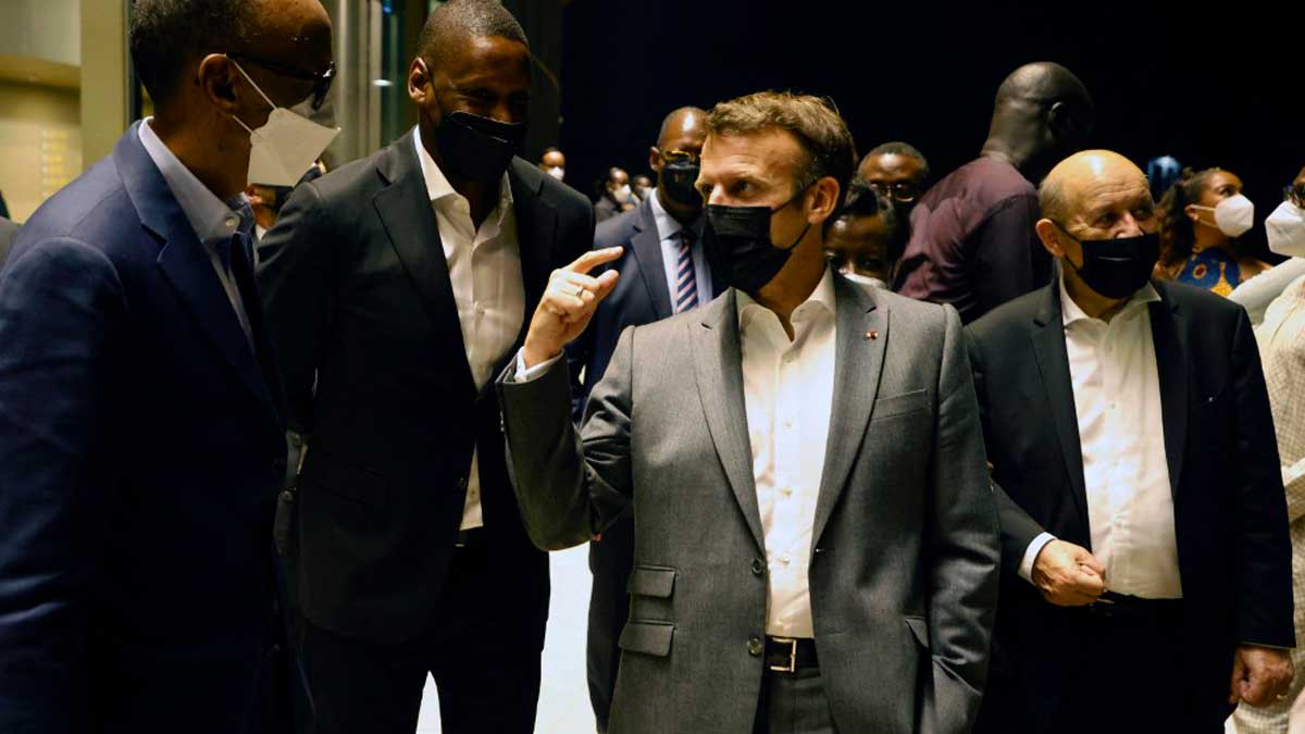 El presidente de Francia, Emmanuel Macron, habla con su homólogo de Ruanda, Paul Kagame. Foto: AFP