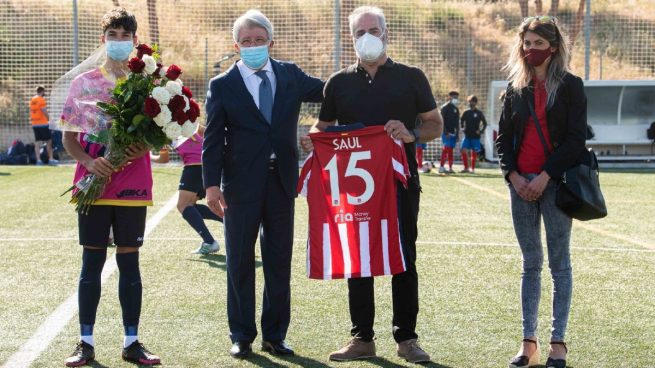 El Atlético homenajeó al joven aficionado fallecido durante las celebraciones de la Liga