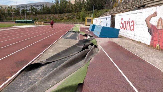 Así quedó la pista de atletismo de Soria tras el paso del helicóptero de Pedro Sánchez.