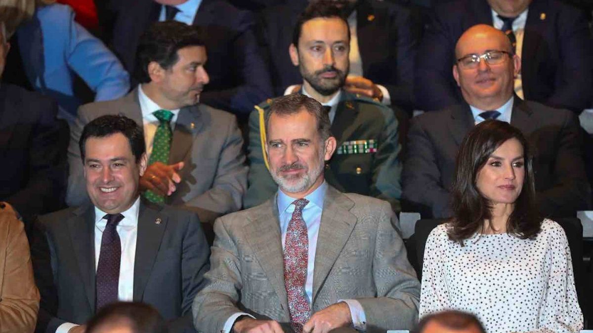 Los Reyes Felipe VI y doña Letizia junto a Juanma Moreno, (1i) en la conmemoración del 50º aniversario del Parque Nacional de Doñana (Europa Press).