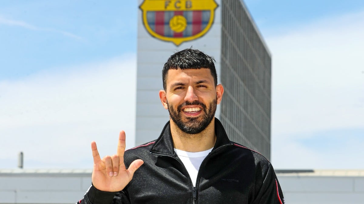 Agüero posa tras convertirse en jugador del Barcelona.