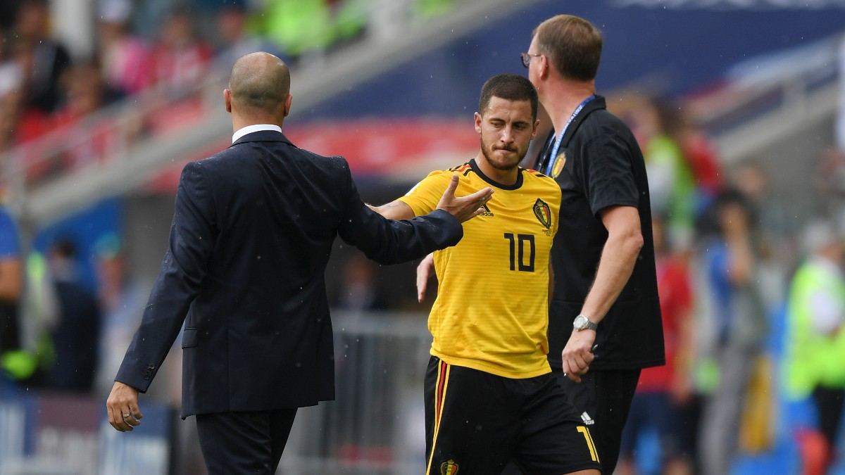 Roberto Martínez saluda a Hazard durante un partido en el Mundial de 2018. (Getty)