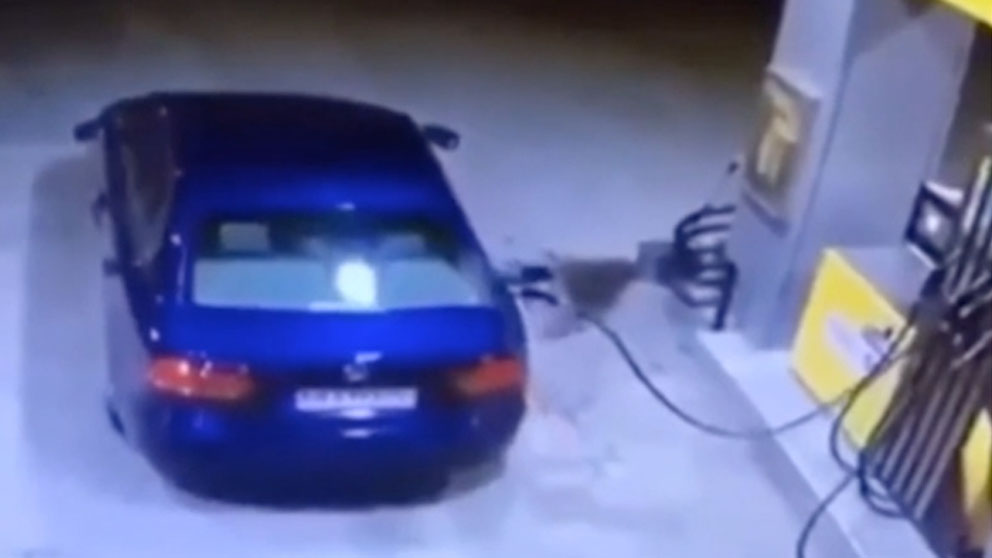 Un conductor despistado hace explotar una gasolinera