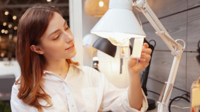 Cómo ahorrar en la nueva factura de la luz utilizando bombillas inteligentes o de bajo consumo