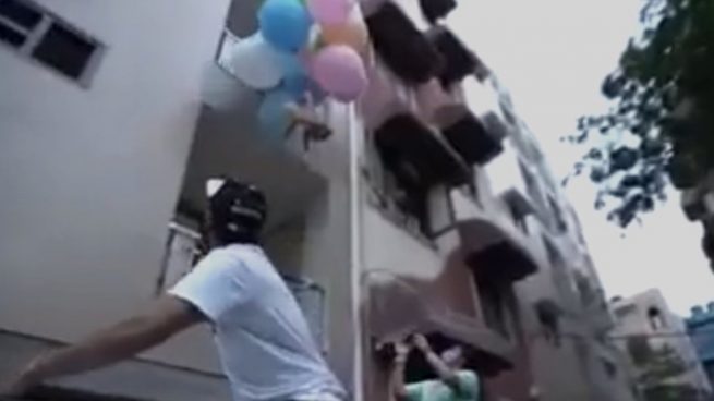 Detenido un youtuber que ató a su perra a globos de hidrógeno para que volara