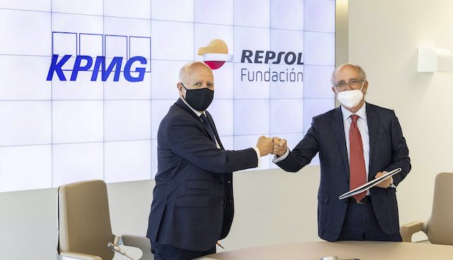 Hilario Albarracín, presidente de KPMG en España y Antonio Brufau, presidente de Fundación Repsol, durante el acto de firma del acuerdo entre ambas entidades.