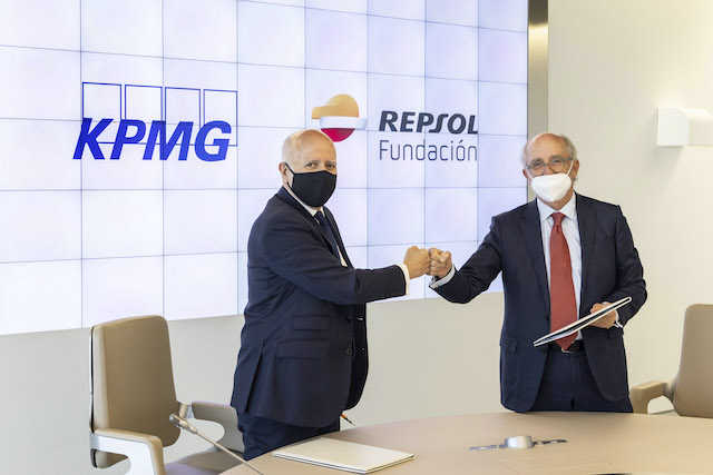Hilario Albarracín, presidente de KPMG en España y Antonio Brufau, presidente de Fundación Repsol, durante el acto de firma del acuerdo entre ambas entidades.