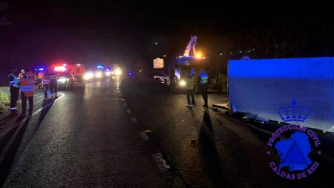Mueren tres jóvenes de 18, 19 y 24 años tras chocar su coche con un camión en Caldas de Reyes