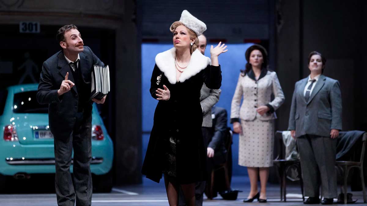 Un momento de la ópera satírica ‘Viva la mamma’ durante su estreno en el Teatro Real de Madrid. Foto: Javier del Real