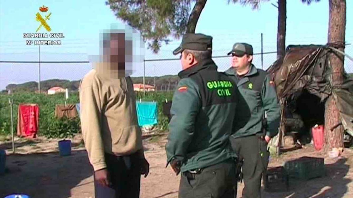 Agentes de la Guardia Civil con un inmigrante.