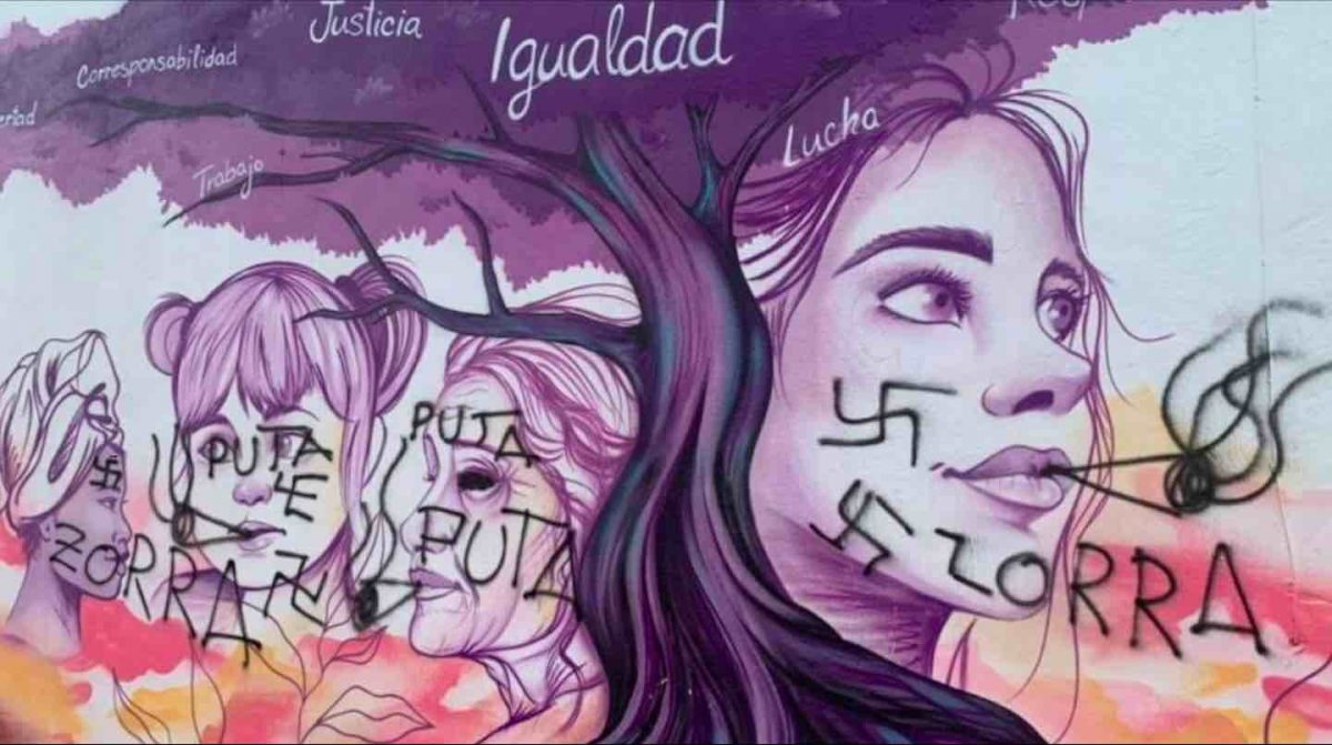 Mural feminista de Baeza (Jaén) con pintadas nazis.
