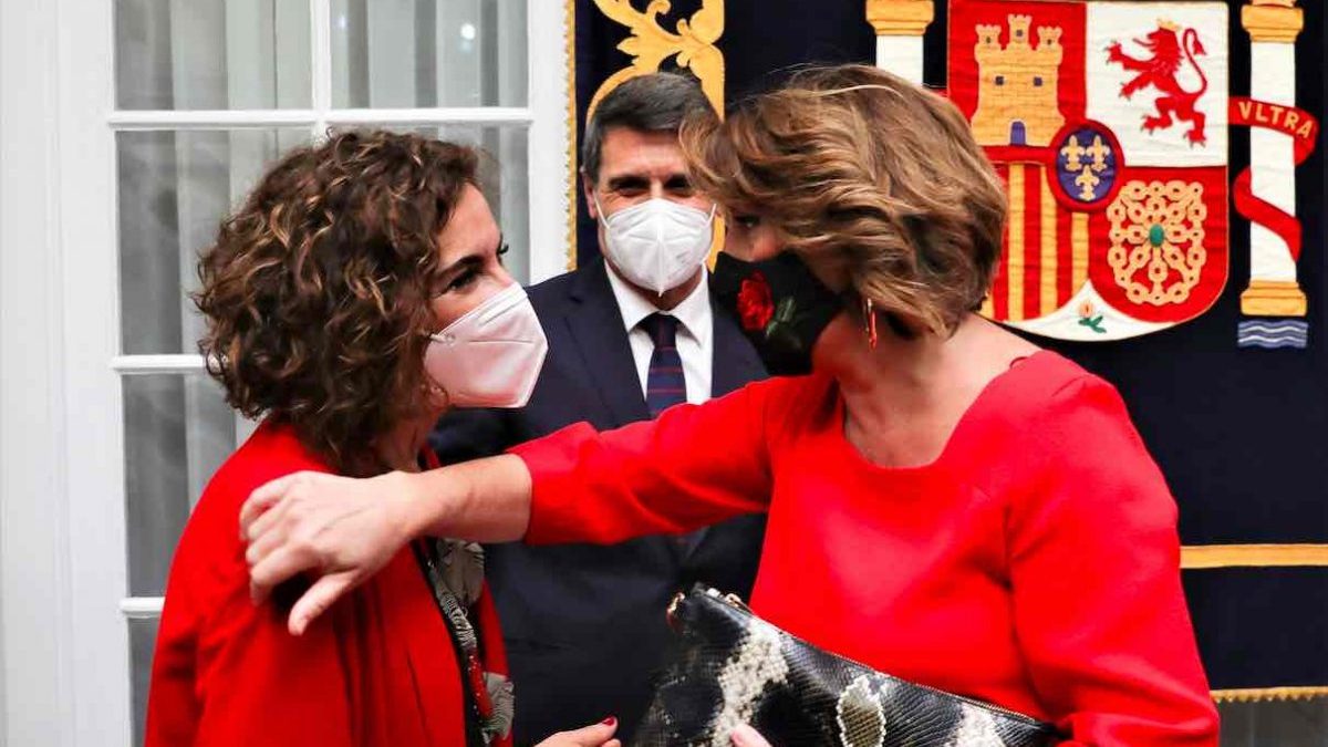 La ministra de Hacienda, María Jesús Montero, saluda a Susana Díaz ante la presencia de Pedro Fernández (María José López / Europa Press).