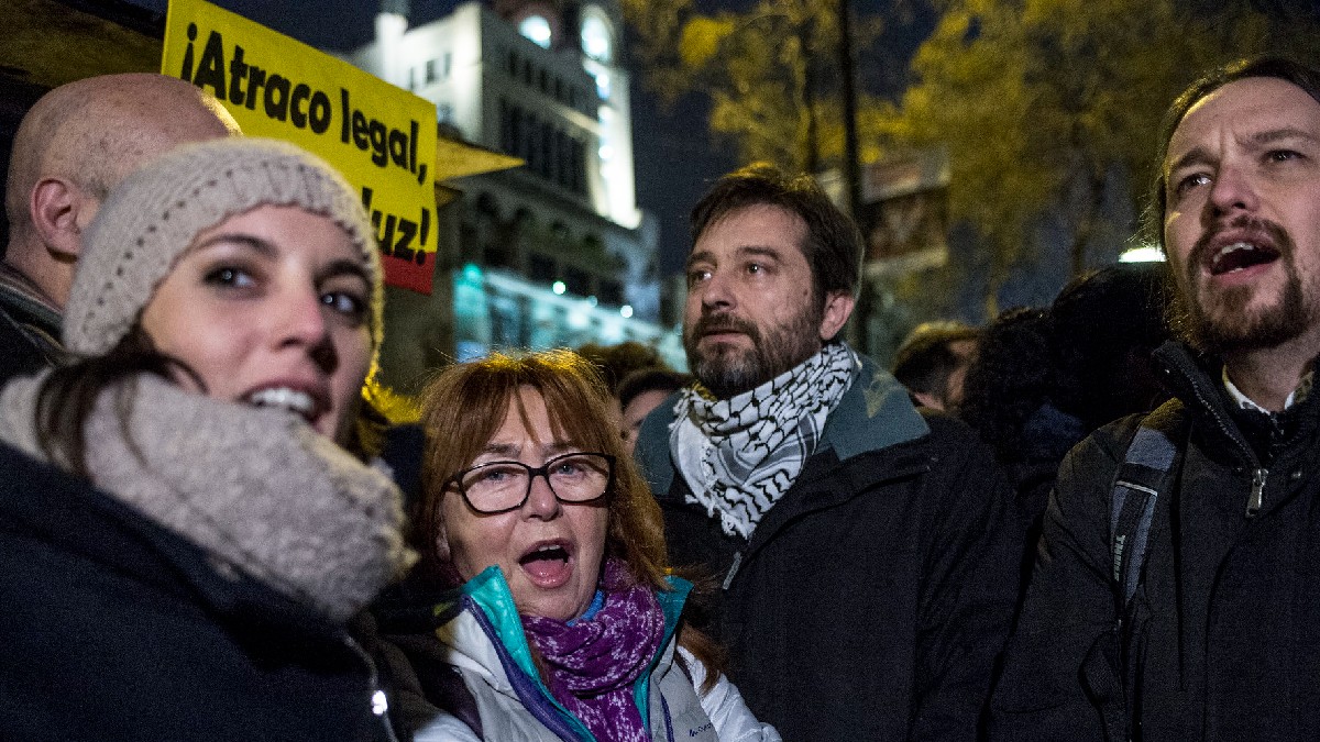 Iglesias, Montero y Mayoral frente a la CNMC en enero de 2017. (Foto: Podemos)