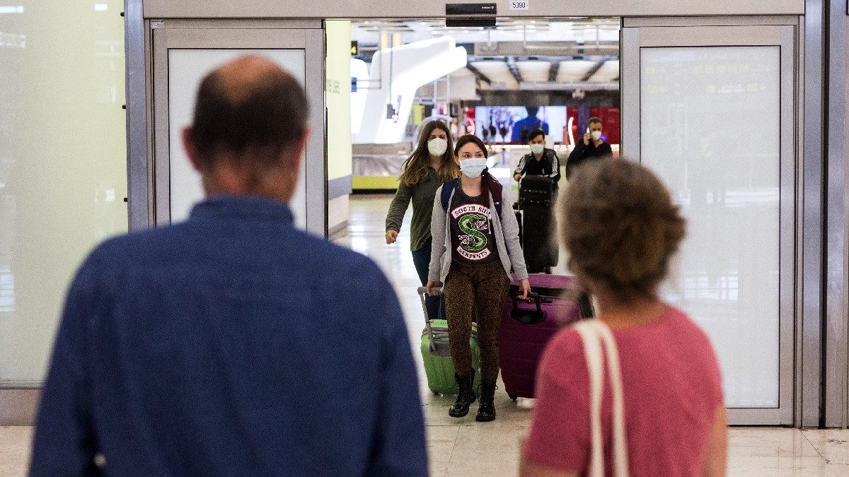 Varias personas a su llegada al Aeropuerto Adolfo Suárez Madrid-Barajas. (Foto: EP)