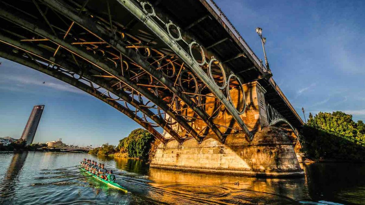 Puente de Triana sobre el río Guadalquivir a su paso por Sevilla.