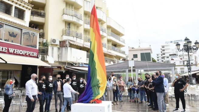 Torremolinos, el nuevo Chueca: el PSOE instala la bandera LGTBI de forma permanente en una plaza