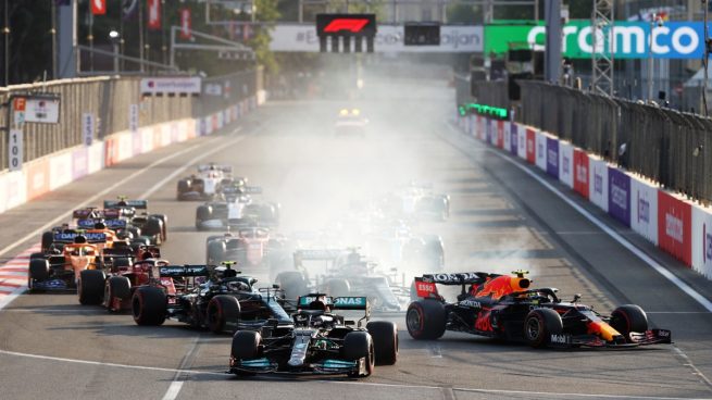 Pérez reina en la locura de Azerbaiyán con Alonso sexto y Sainz octavo