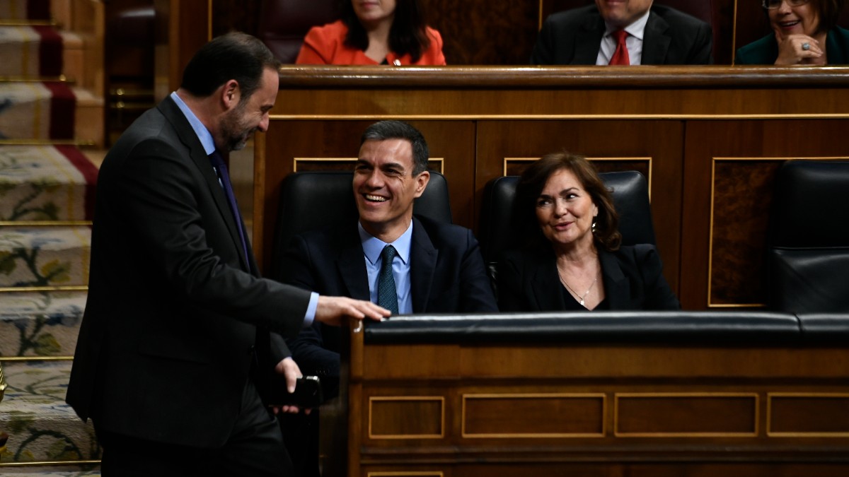 Pedro Sánchez conversa con José Luis Ábalos y Carmen Calvo, en el Congreso.