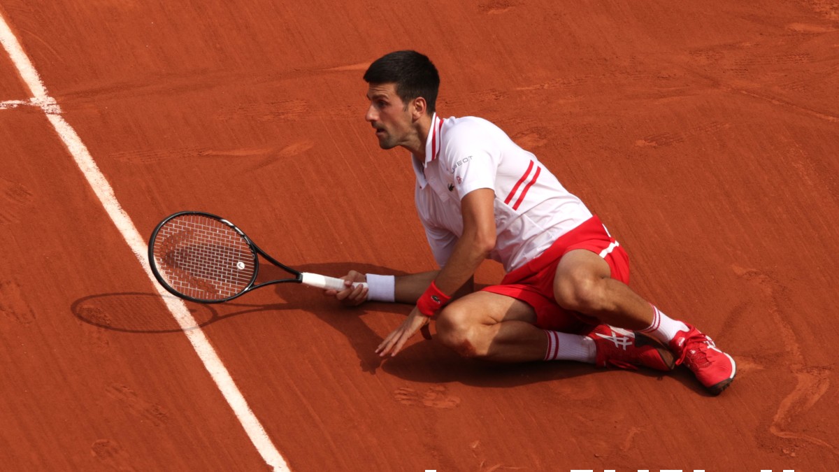 Djokovic se levanta en un partido de Roland Garros. (Getty)