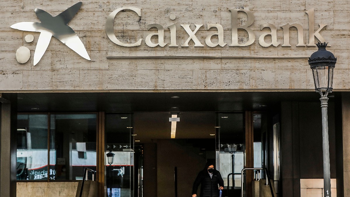 Logo de Caixabank en la antigua sede de Bankia