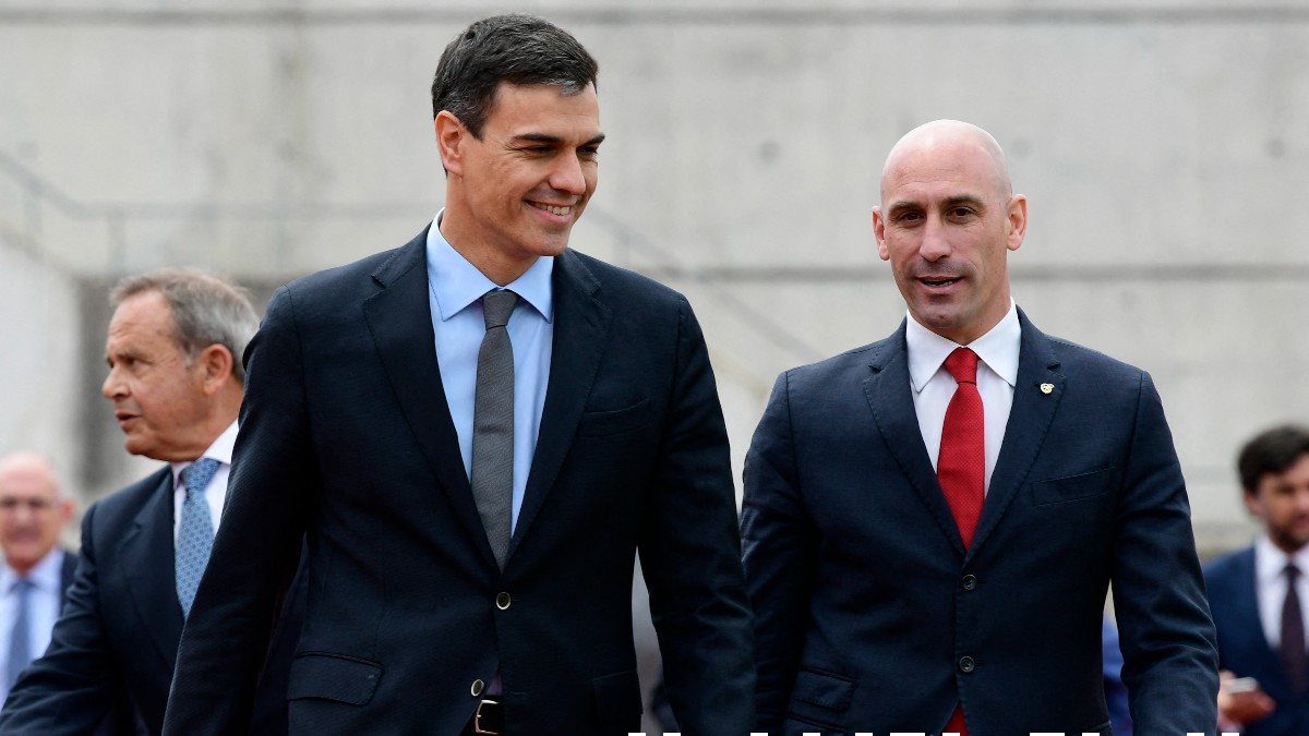 Rubiales y Pedro Sánchez en la Ciudad del Fútbol de Las Rozas. (AFP)