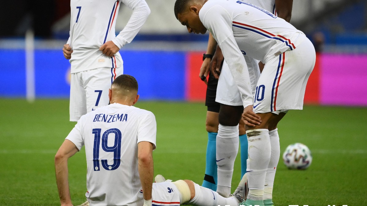 Benzema se duele de la rodilla antes de ser sustituido. (AFP)