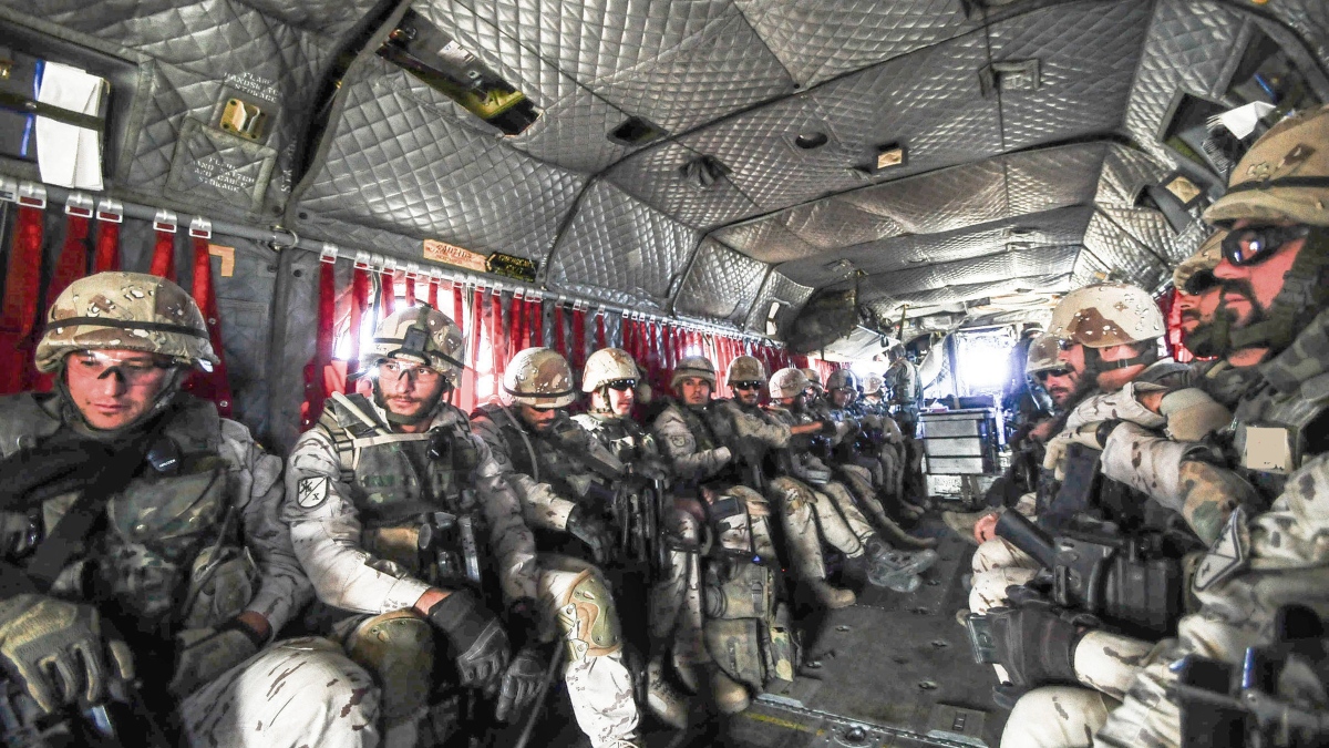 Legionarios a bordo de un avión durante un ejercicio (Fuente: Ejército de Tierra).