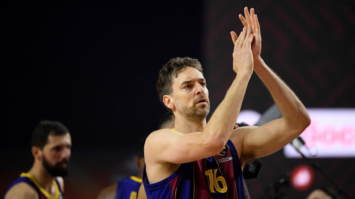 Pau Gasol aplaude en un partido reciente. (AFP)