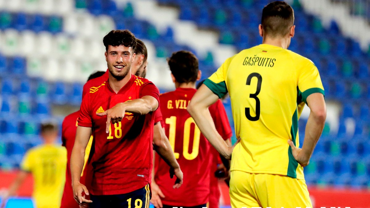 Javi Puado celebra su gol en el España-Lituania. (EFE)