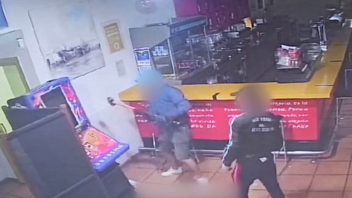Los dos detenidos, en uno de sus robos perpetrados en un bar de Jerez (GUARDIA CIVIL).