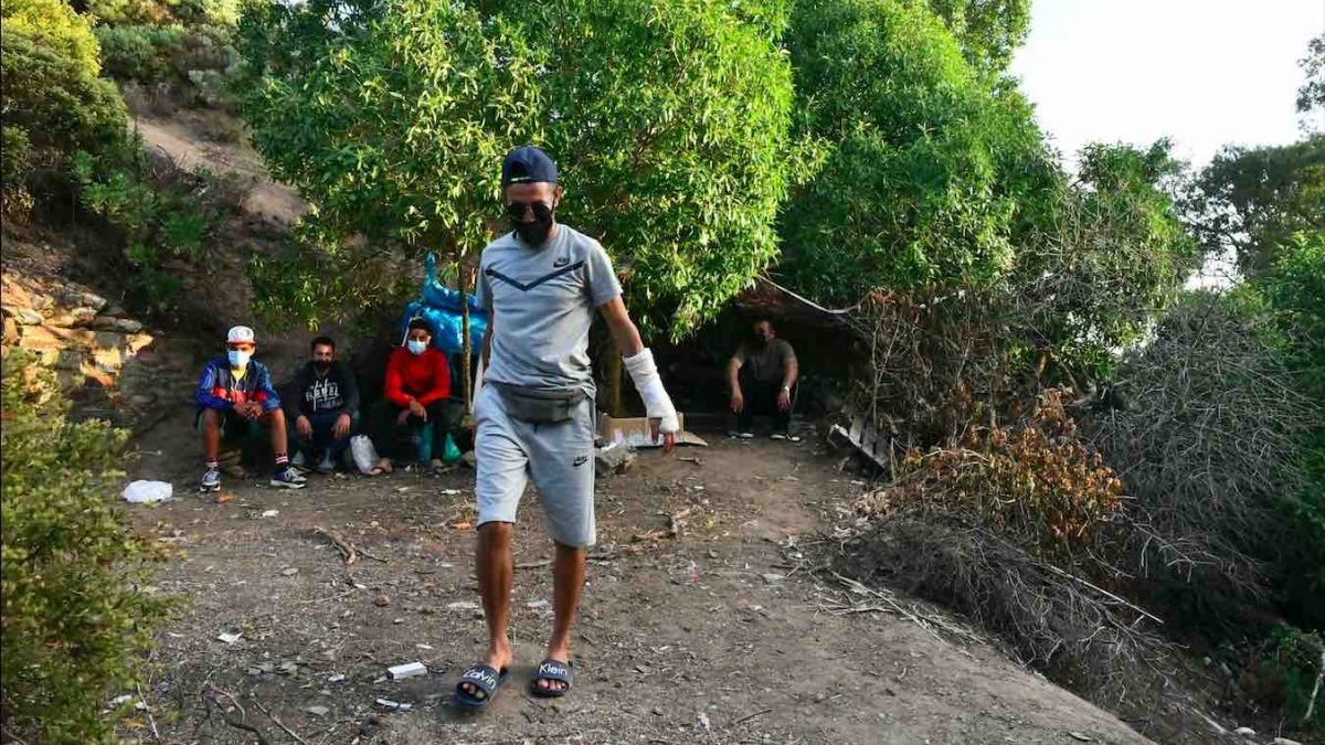 Inmigrantes marroquíes se esconden en las inmediaciones del monte Hacho, en Ceuta (ANTONIO SEMPERE / EUROPA PRESS).