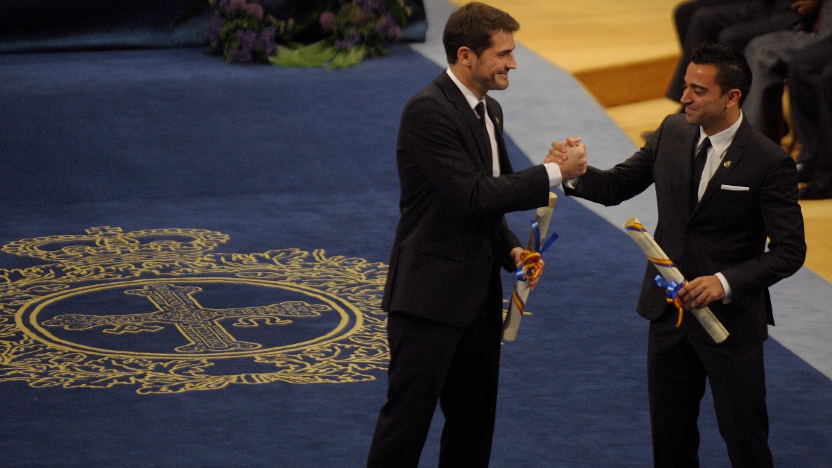 Casillas y Xavi recogiendo el Príncipe de Asturias. (AFP)