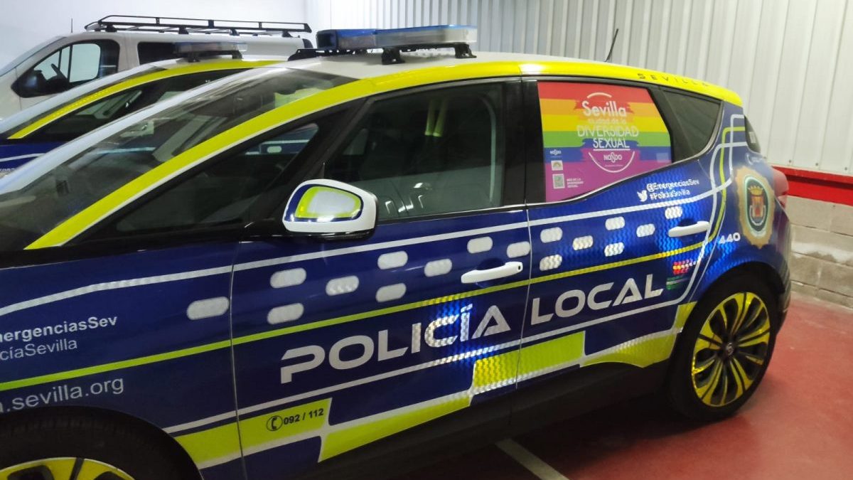 Vehículos de la Policía Local de Sevilla con la bandera LGTBI.