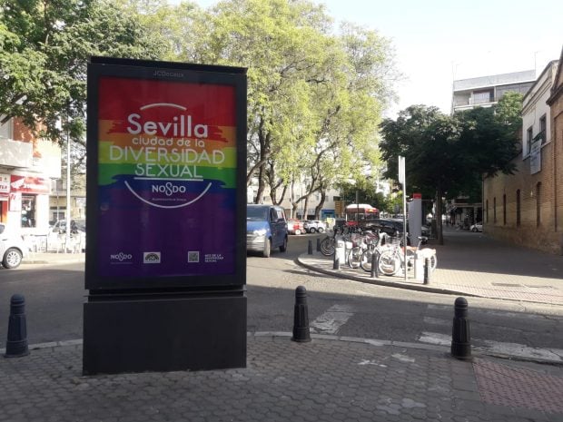 Carteles y bandera LGTBI en Sevilla. (Foto: Ignacio Jiménez).