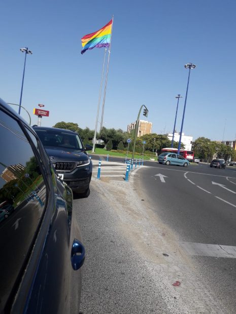 Carteles y bandera LGTBI en Sevilla. (Foto: Ignacio Jiménez).