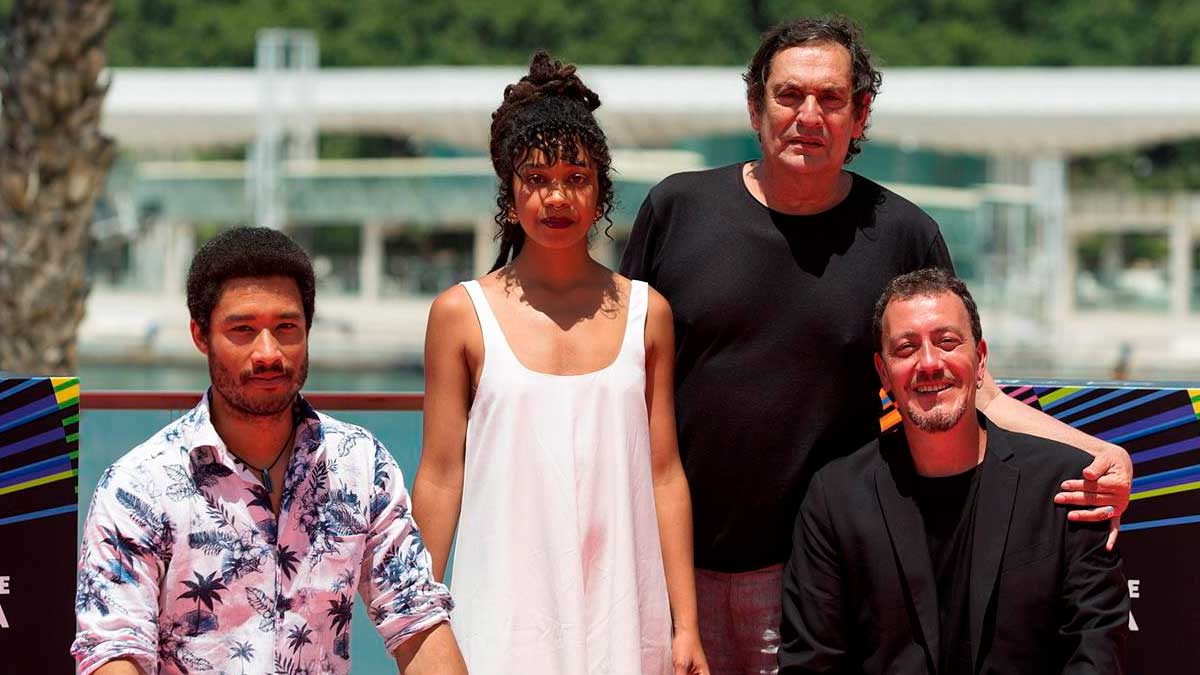 El director Agustí VIllaronga (2d), junto a los actores Oskar Kapoya (i), Mumi Diallo (2i) y Roger Casamajor (d), posan durante la presentación de su película «El ventre del mar». Foto: EFE