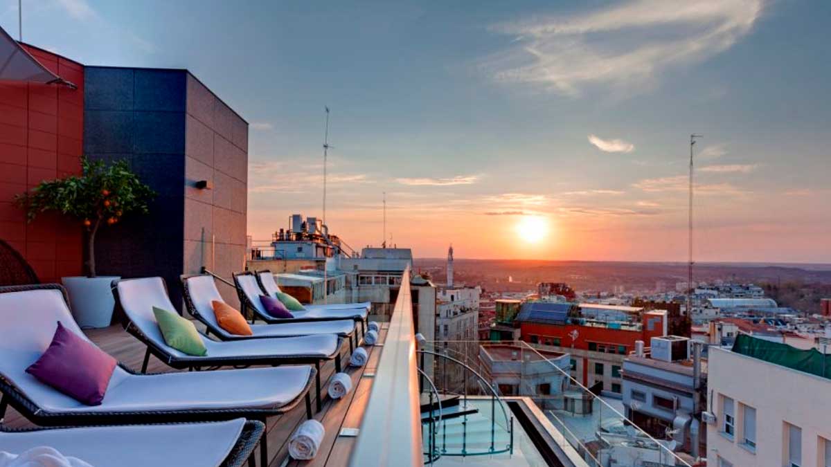 La terraza del hotel Indigo de Madrid, con una puesta de sol de telón de fondo. Foto: EP