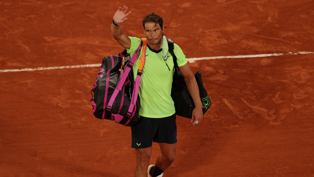 Nadal se despide del público de la Philippe Chatrier tras caer ante Djokovic en Roland Garros (Getty)
