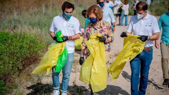 reina-sofia-recoge-basura