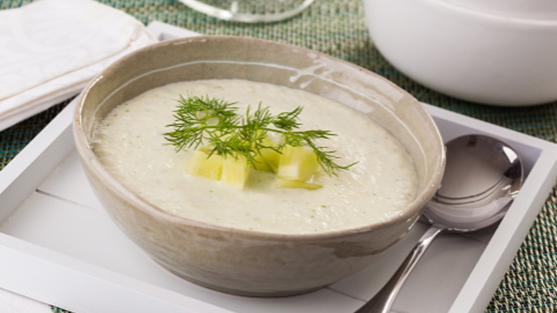Sopa fría libanesa de pepino y menta, la receta de cuchara más refrescante del verano