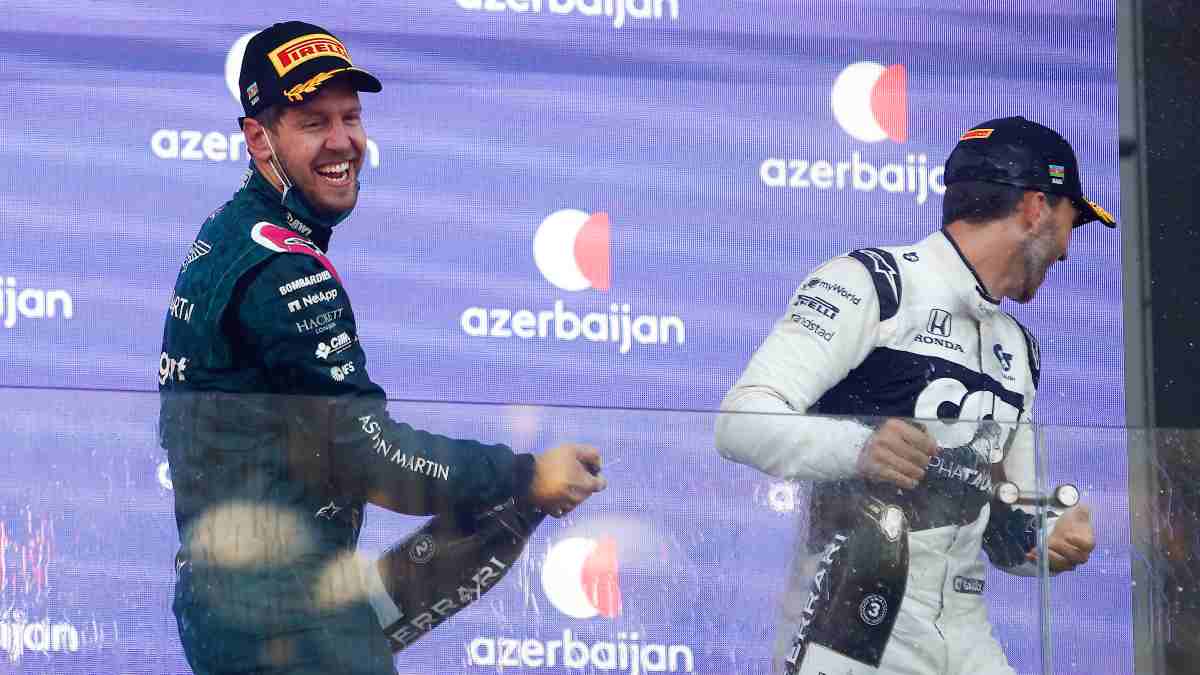 Sebastian Vettel y Pierre Gasly en el podio del Gran Premio de Azerbaiyán. (AFP)