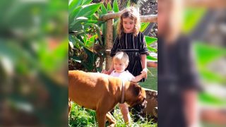 Las niñas Anna y Olivia en una foto de su madre