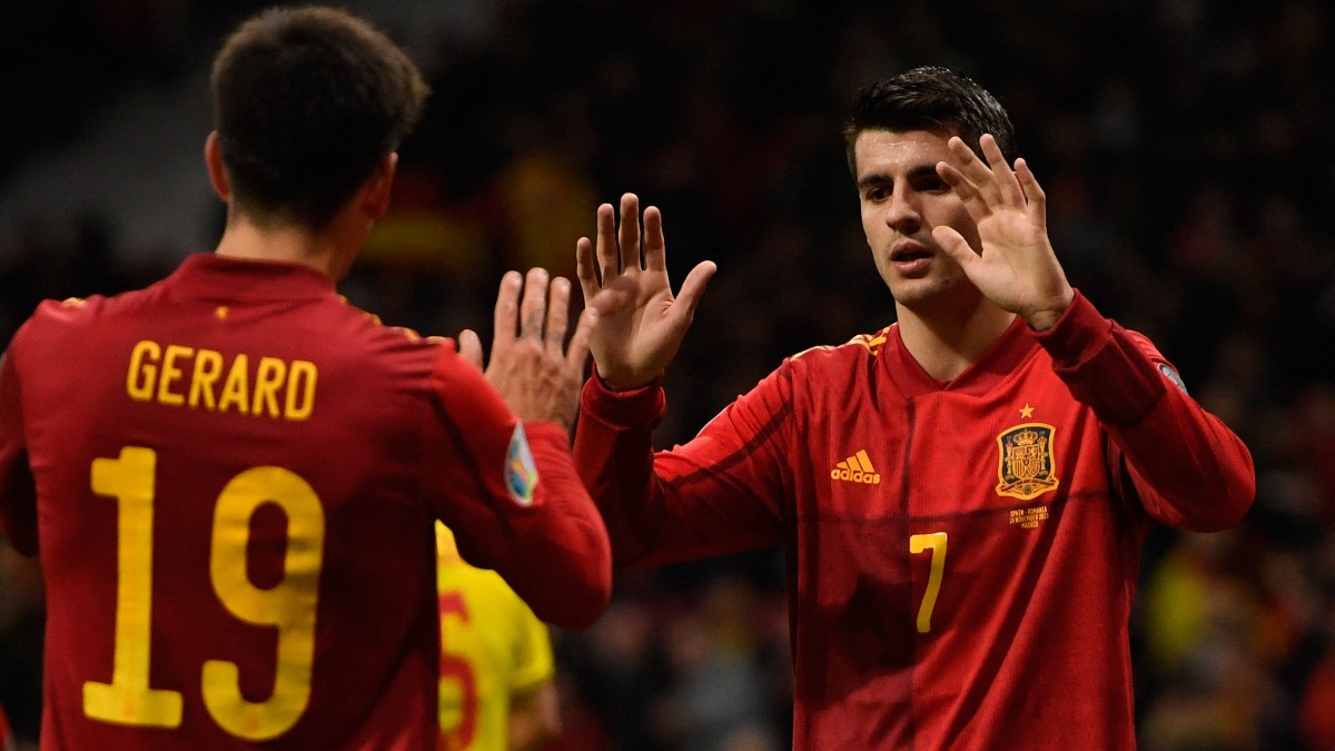 Morata y Gerard Moreno celebran un gol en un partido con España. (AFP)