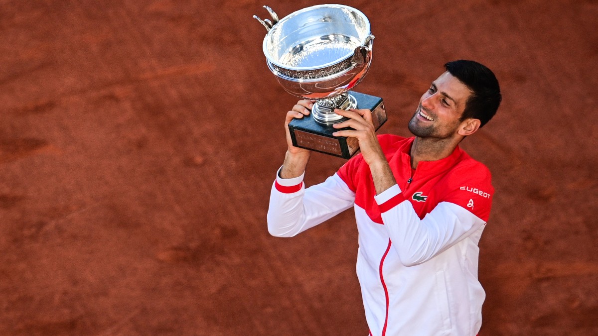 Djokovic levanta el trofeo de Roland Garros. (AFP)