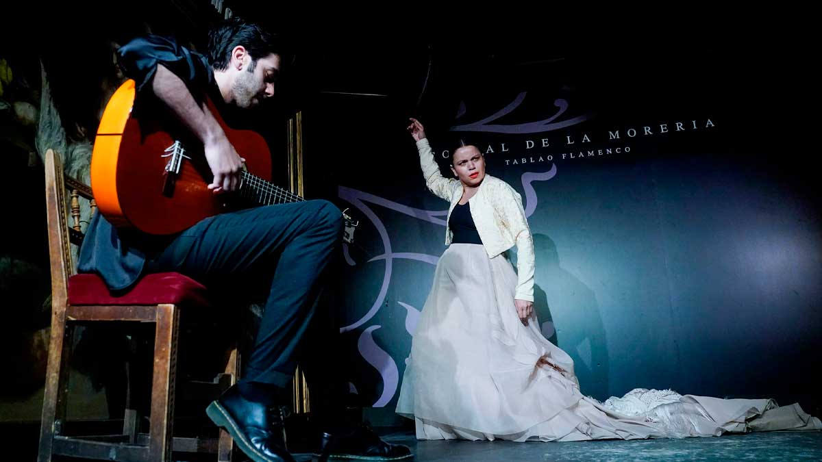 La bailaora María Moreno del grupo de flamenco «Guerrero» actúa en las instalaciones del Corral de la Morería. Foto: EP