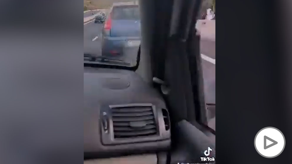 Conducción temeraria en Tenerife: un conductor frena en seco y provoca un accidente